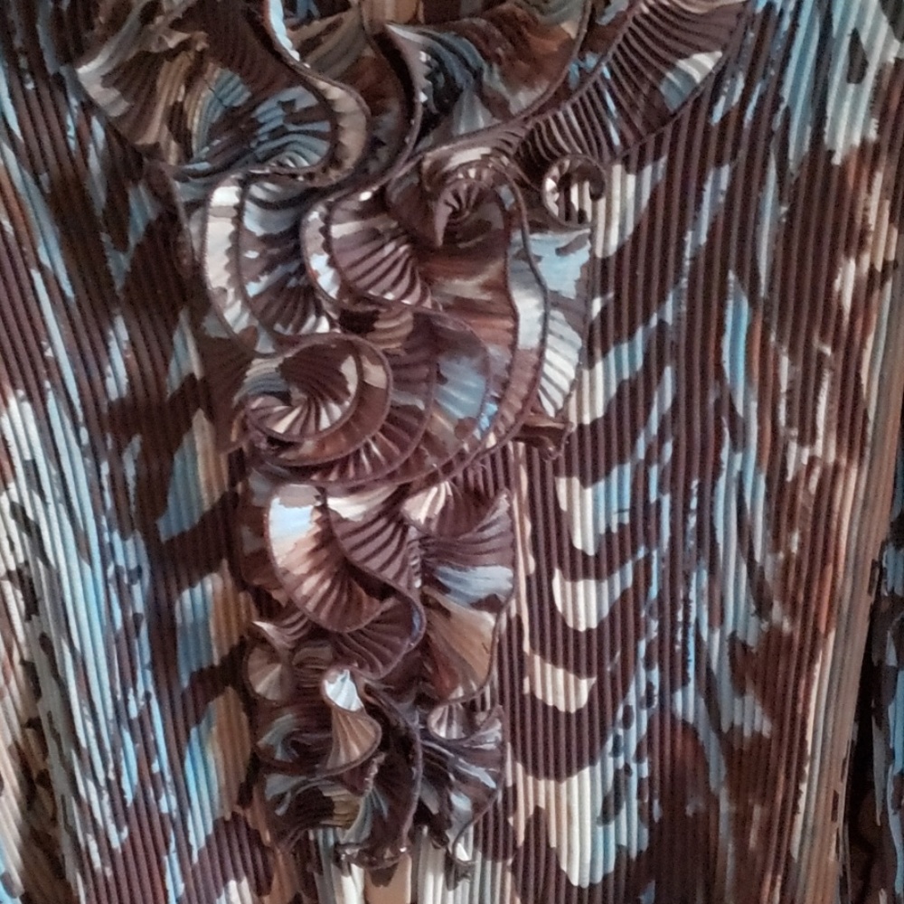Signature By Larry Levine Pleated Ruffles Top - Picture 3 of 4